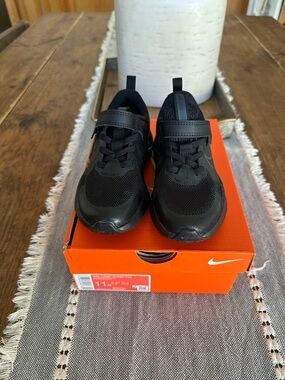 Nike Kids Black Mesh Hook-and-Loop Sneakers